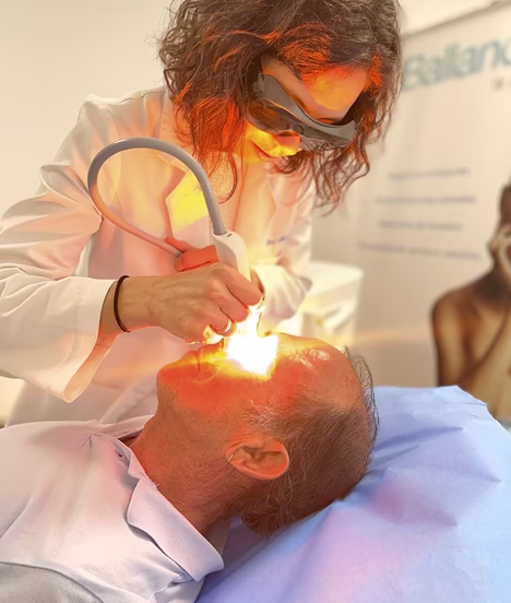 Doctora aplicando tratamiento para el Ojo Seco